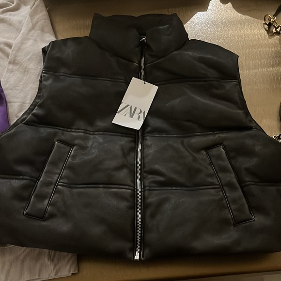 Zara Jackets & Blazers - NWT Zara Black Puffer Vest